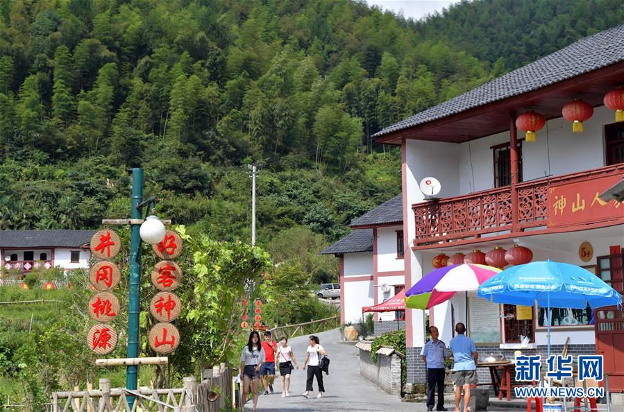 （新華全媒頭條&middot;圖文互動(dòng)）（5）開啟新征程　譜寫新史詩(shī)&mdash;&mdash;以習(xí)近平同志為核心的黨中央引領(lǐng)中國(guó)特色社會(huì)主義進(jìn)入新時(shí)代