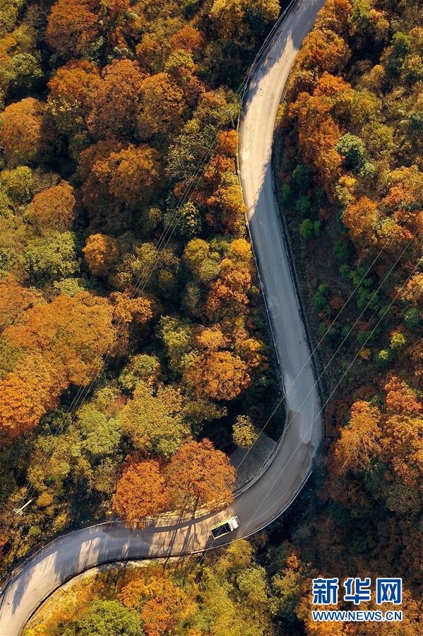 （新華全媒頭條&middot;新時代新氣象新作為&middot;圖文互動）（9）抬腳踏上水泥路，出門坐上公交車&mdash;&mdash;我國竭力破除農(nóng)村交通&ldquo;最后一公里&rdquo;瓶頸