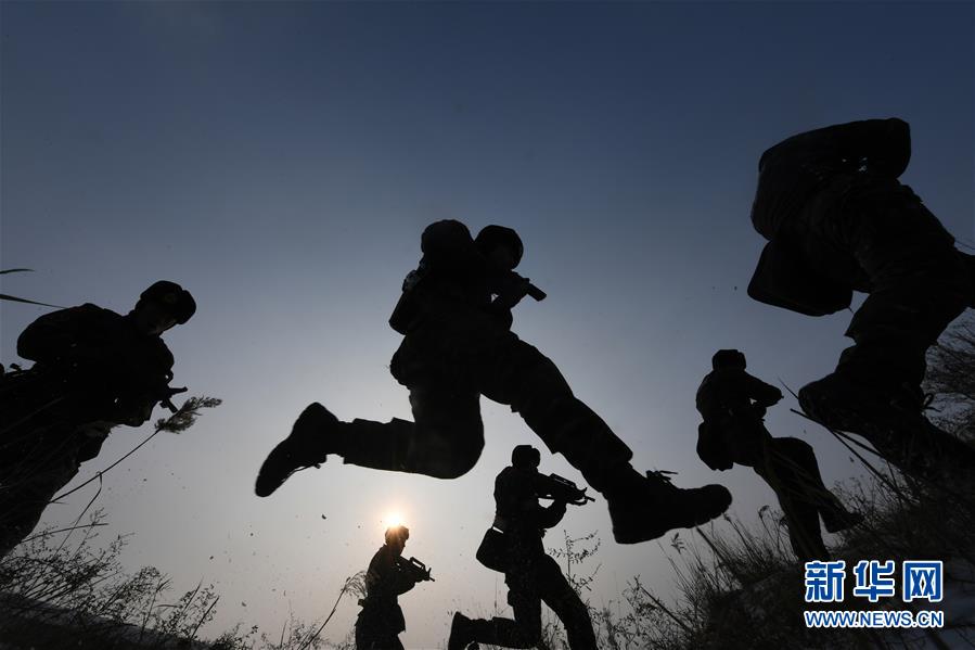 （新華全媒頭條&middot;圖文互動）（12）備戰(zhàn)踏上新起點，練兵展現(xiàn)新氣象&mdash;&mdash;2018中國軍隊新年開訓(xùn)全景大掃描