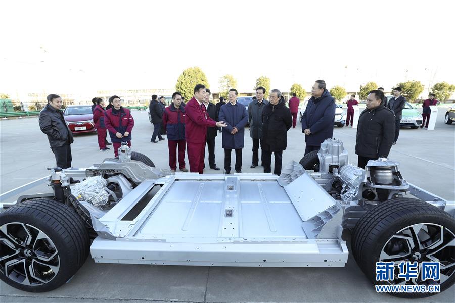 1月9日至10日，國務(wù)院副總理張高麗在安徽調(diào)研推動長江經(jīng)濟帶發(fā)展工作。這是1月9日，張高麗在江淮汽車股份有限公司了解企業(yè)生產(chǎn)經(jīng)營和參與國際產(chǎn)能合作情況。新華社記者 龐興雷 攝