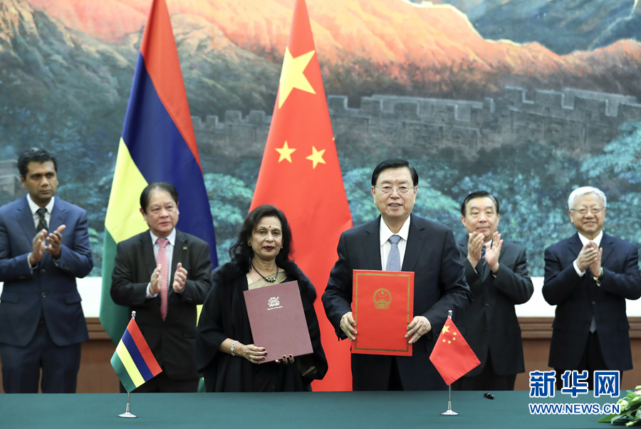 2月2日，全國人大常委會委員長張德江在北京人民大會堂與毛里求斯國民議會議長哈努曼吉舉行會談。這是雙方會談前共同出席中國全國人大與毛里求斯國民議會合作諒解備忘錄的簽字儀式。新華社記者 龐興雷 攝