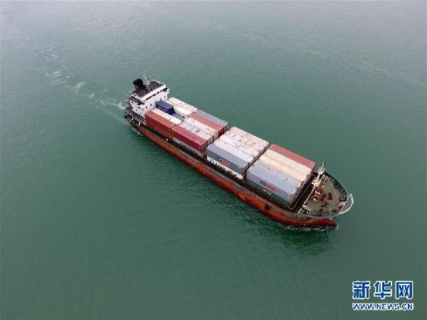 （在習(xí)近平新時代中國特色社會主義思想指引下&mdash;&mdash;新時代新氣象新作為&middot;圖文互動）（2）大工業(yè)與白海豚&ldquo;共存共榮&rdquo;&mdash;&mdash;廣西欽州港深化改革開放構(gòu)建綠色發(fā)展高地