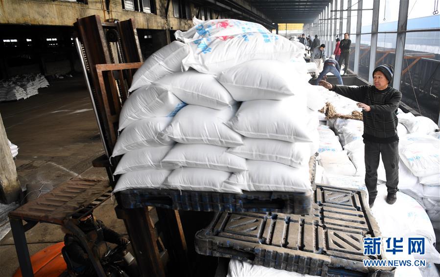 （新春走基層）（6）安徽：農(nóng)資&ldquo;春運(yùn)&rdquo;助春耕