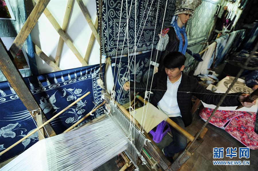 （社會(huì)）（8）貴州丹寨：&ldquo;指尖經(jīng)濟(jì)&rdquo;繪制脫貧藍(lán)圖