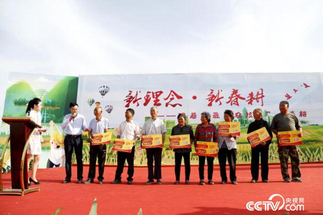 愛心企業(yè)與貧困農(nóng)戶結對子、送肥料