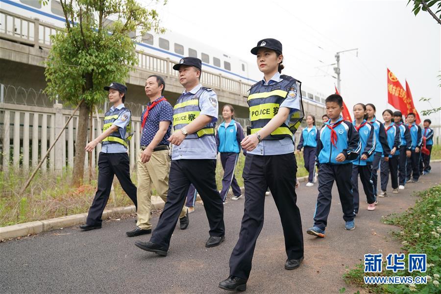 （社會(huì)）（1）孩子們的&ldquo;紅領(lǐng)巾護(hù)路志愿隊(duì)&rdquo;