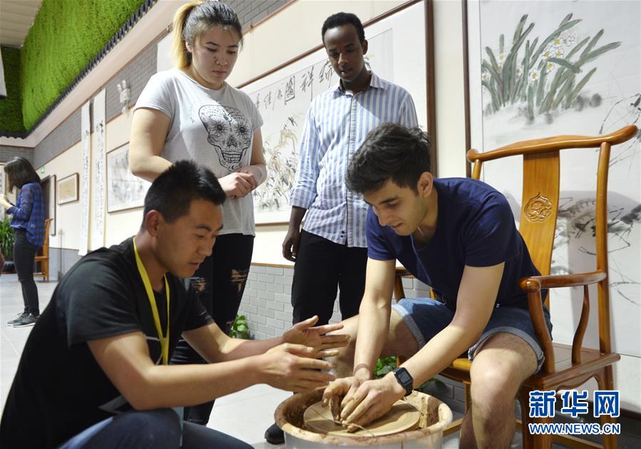 （文化）（1）外國留學(xué)生赴甘肅進行文化交流