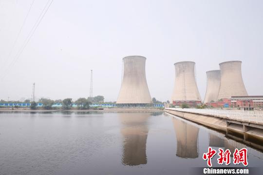 按照規(guī)劃，位于首鋼園區(qū)內(nèi)的滑雪大跳臺(tái)建成后將成為世界首例永久保留和使用的單板大跳臺(tái)場(chǎng)地。圖為單板大跳臺(tái)選址所在地?！№n海丹 攝