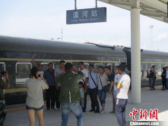 圖為旅客在漠河站合影留念。(中國(guó)鐵路哈爾濱局集團(tuán)有限公司提供)