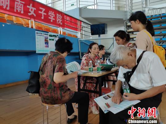 中國(guó)各地高考分?jǐn)?shù)線相繼出臺(tái)填報(bào)志愿咨詢(xún)行業(yè)生意火爆