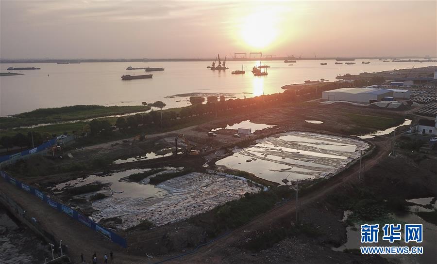 （新華視點(diǎn)&middot;圖文互動(dòng)）（3）中央督察兩年有的絲毫未改，有的不減反增&mdash;&mdash;江蘇泰興數(shù)萬噸化工廢料和污泥堆放長江邊調(diào)查