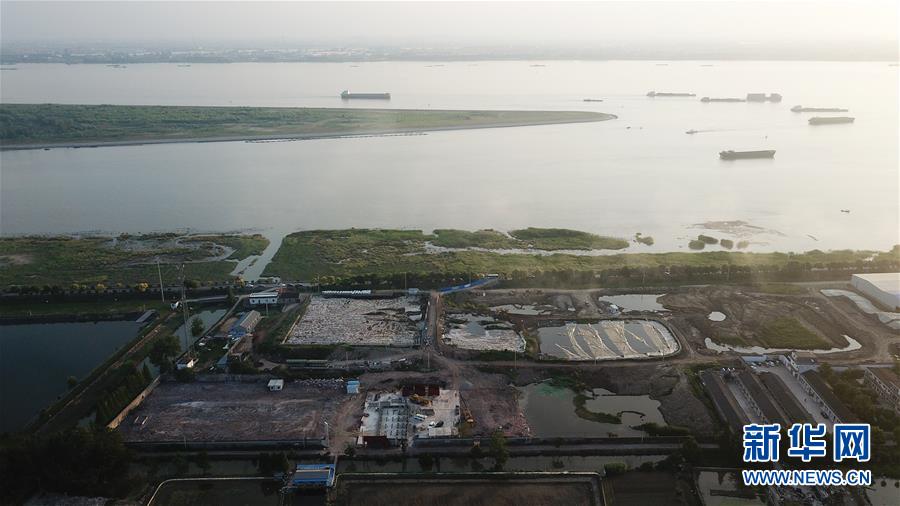 （新華視點(diǎn)&middot;圖文互動(dòng)）（6）中央督察兩年有的絲毫未改，有的不減反增&mdash;&mdash;江蘇泰興數(shù)萬噸化工廢料和污泥堆放長江邊調(diào)查