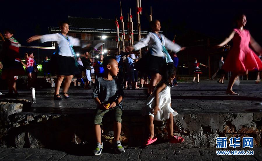 （社會(huì)）（7）苗山脫貧影像志&mdash;&mdash;把苗寨搬進(jìn)景區(qū) 讓貧困戶住進(jìn)城里