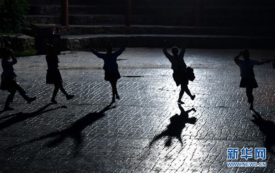 （社會(huì)）（13）苗山脫貧影像志&mdash;&mdash;把苗寨搬進(jìn)景區(qū) 讓貧困戶(hù)住進(jìn)城里