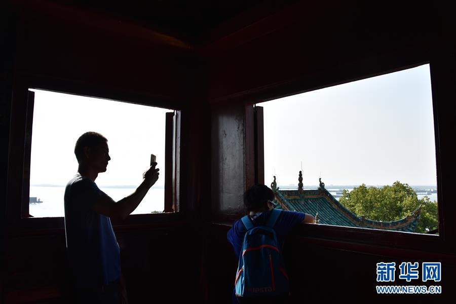 （大江奔流&mdash;&mdash;來(lái)自長(zhǎng)江經(jīng)濟(jì)帶的報(bào)道&middot;圖文互動(dòng)）（1）登岳陽(yáng)樓，又見(jiàn)&ldquo;浩浩湯湯&rdquo;