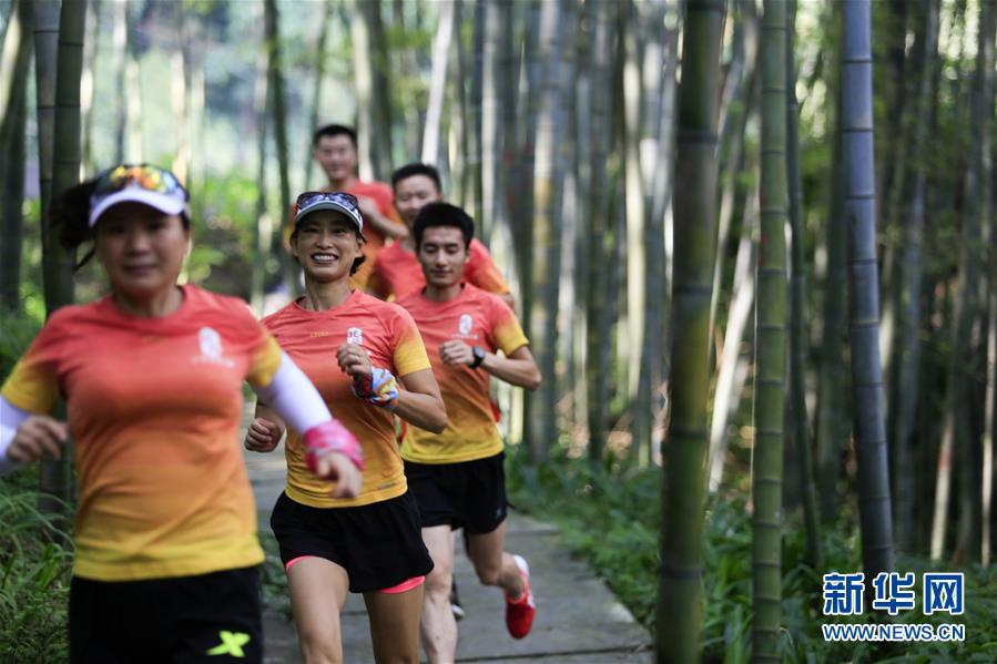 #(社會(huì))(2)跑步山林間