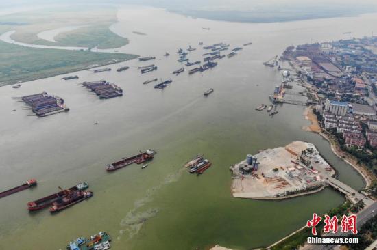 8月1日，巨型的水泥儲(chǔ)罐被吊離碼頭，湖南岳陽(yáng)城陵磯新港區(qū)天欣碼頭的整治已基本完成。今年5月，長(zhǎng)江岸線湖南段開(kāi)展港口碼頭&ldquo;關(guān)停并轉(zhuǎn)&rdquo;專項(xiàng)整治行動(dòng)。截至目前，該行動(dòng)已集中關(guān)停42個(gè)碼頭泊位，退出岸線7302米。楊華峰 攝