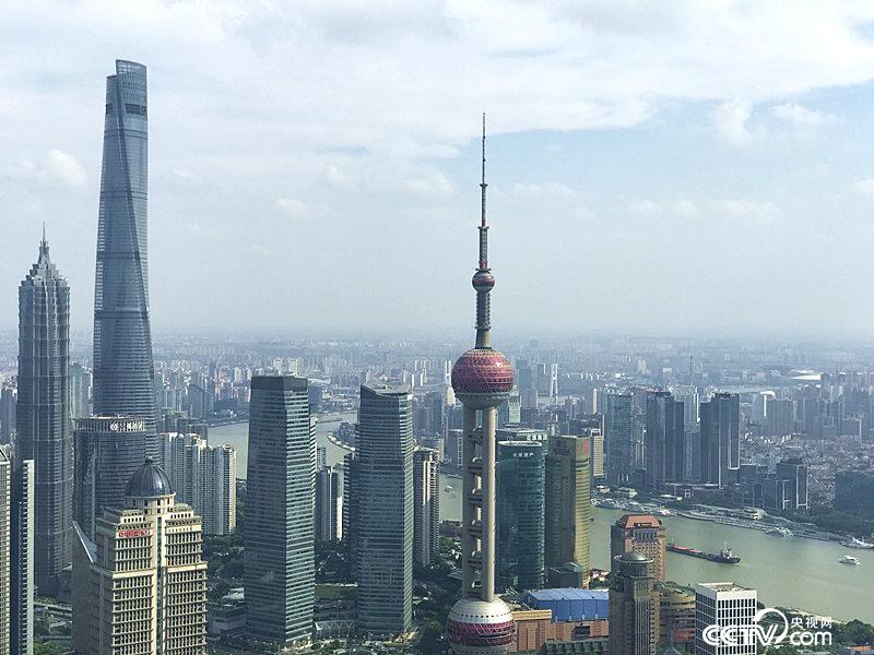 　　長(zhǎng)三角更高質(zhì)量的一體化發(fā)展，將建成具有全球競(jìng)爭(zhēng)力的世界級(jí)城市群。圖為上海陸家嘴（孔華/攝）