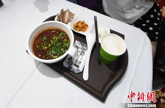 圖為&ldquo;環(huán)西部火車游Y667/8次&rdquo;列車上推出蘭州牛肉面套餐，套餐38元，有一碗牛肉面、一碟牛肉、一個雞蛋、一份小菜、一份甜胚子?！钇G敏 攝