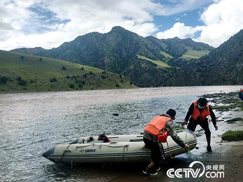 管護(hù)員久美扎西（右）和朋友正準(zhǔn)備將皮劃艇抬上岸。