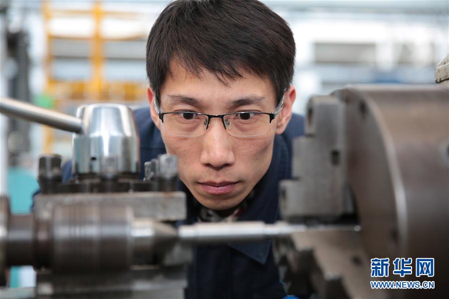 （圖文互動）（2）他用匠心守護(hù)飛機(jī)心臟&mdash;&mdash;記中國航發(fā)沈陽黎明航空發(fā)動機(jī)有限責(zé)任公司一線工人洪家光