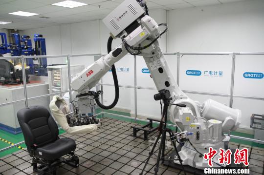 機(jī)器人測(cè)試桌椅?！”R育辛 攝