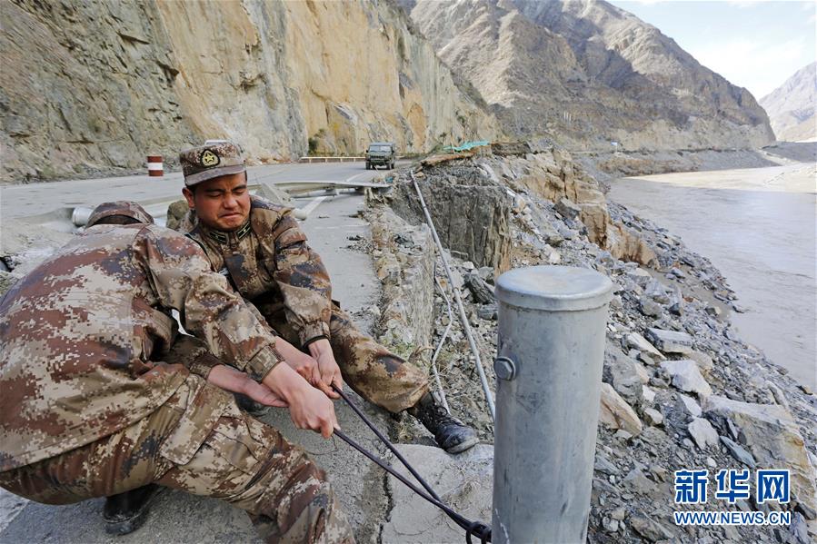 （向奉獻(xiàn)者致敬&middot;圖文互動(dòng)）（3）情注一纜通滇藏&mdash;&mdash;記某信息通信基地四營(yíng)五連連長(zhǎng)翁春芳