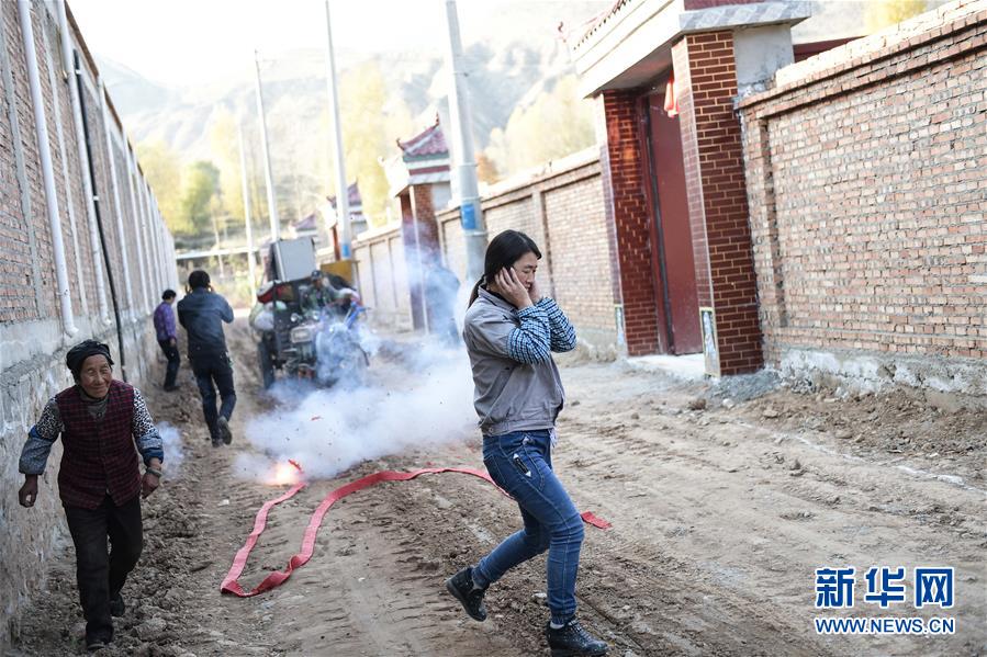 （新華全媒頭條&middot;壯闊歷程40年系列述評&middot;圖文互動）（3）舉旗定向 康莊大道&mdash;&mdash;從改革開放40年看中國自信