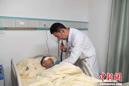 圖為醫(yī)生為杜富國檢查?！⌒が?攝