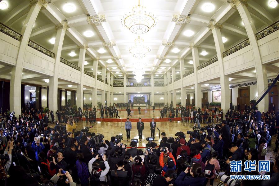 （兩會&middot;政協(xié)開幕）（2）全國政協(xié)委員接受采訪