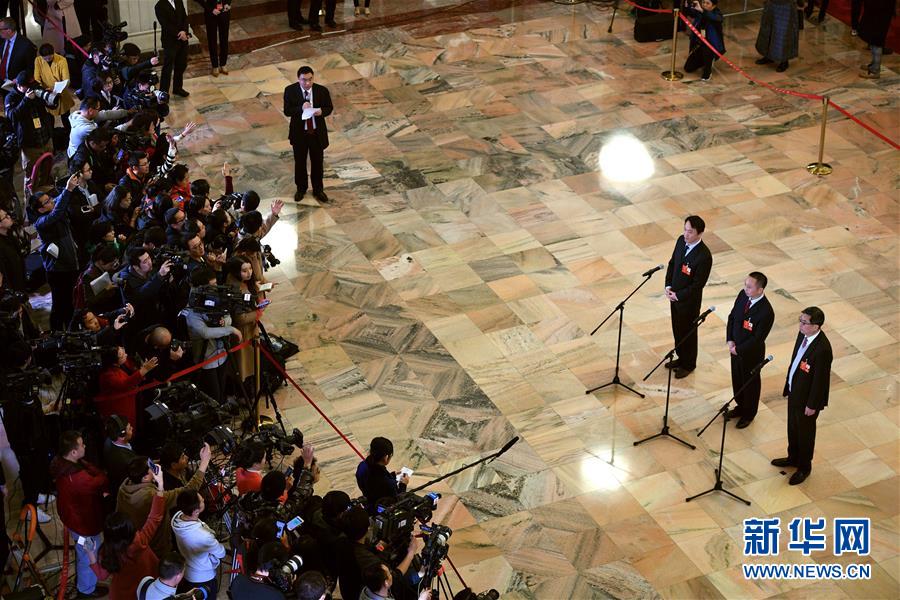 （兩會(huì)&middot;人大開幕）（14）全國人大代表接受采訪