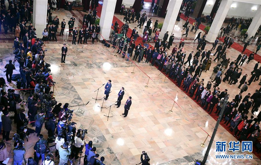 （兩會(huì)&middot;XHDW）（12）全國(guó)人大代表接受采訪