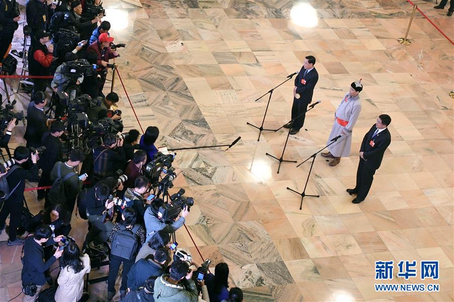 （兩會&middot;XHDW）（13）全國人大代表接受采訪