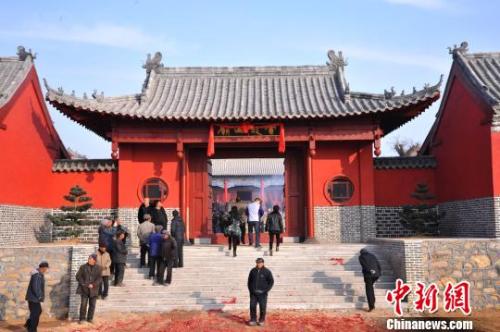 資料圖：元旦小長假期間，威海南海新區(qū)云龍山上舉辦新年廟會。　劉昌勇 攝