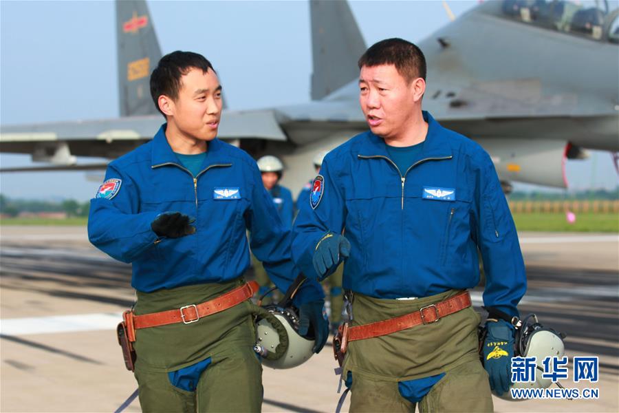 （新華全媒頭條&middot;圖文互動(dòng)）（3）戰(zhàn)鷹，為祖國(guó)奮飛&mdash;&mdash;記空軍航空兵某旅旅長(zhǎng)、特級(jí)飛行員郝井文