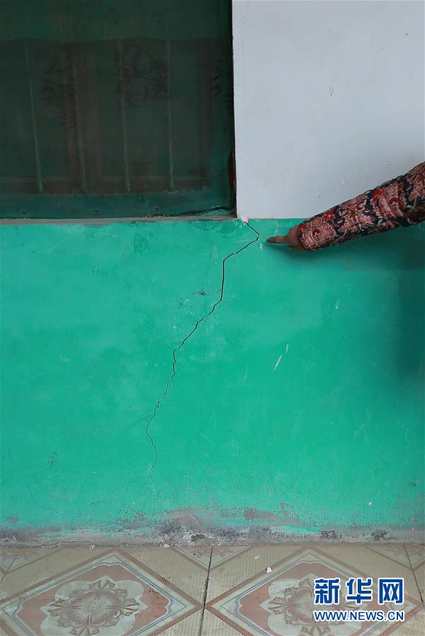 （新華視點(diǎn)&middot;圖文互動）（4）挖掘作業(yè)距漢墓中心僅20米，村民住房出現(xiàn)裂縫&hellip;&hellip;&ldquo;造地&rdquo;如何變挖山？