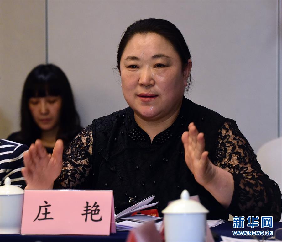 (新春走基層·代表委員履職)(5)馬路牙子上當代表——環(huán)衛(wèi)工人莊艷的履職故事