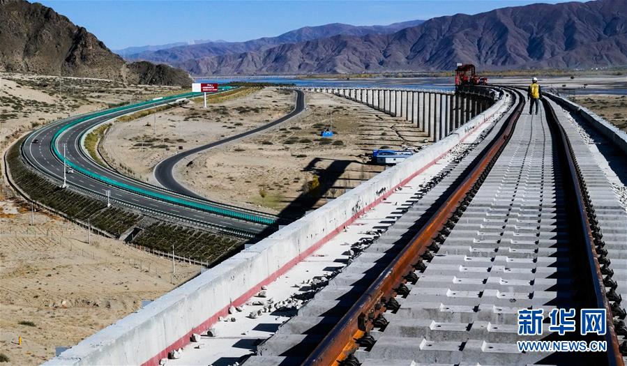 （兩會前夕看落實&middot;圖文互動）（3）格?；ㄩ_ 幸福路寬&mdash;&mdash;西藏落實習近平總書記全國兩會重要講話精神紀實
