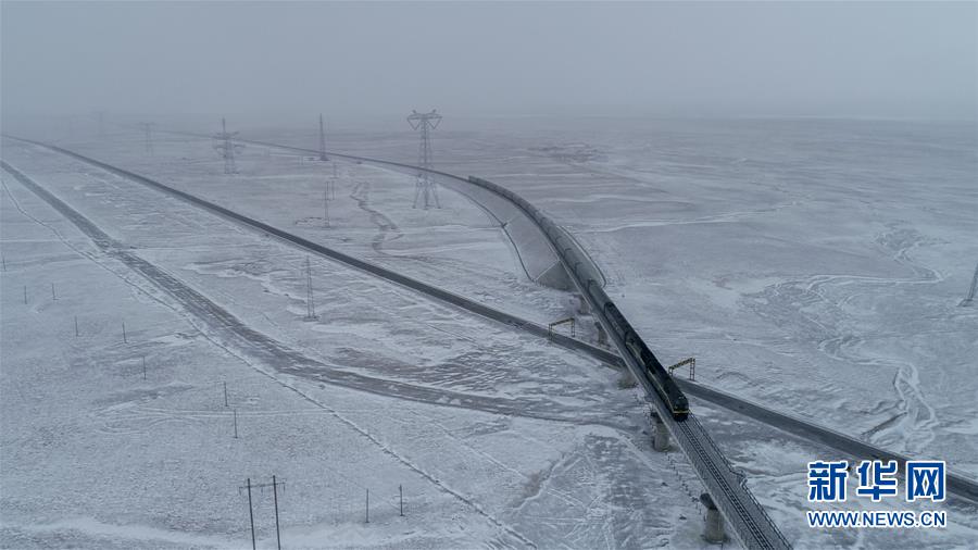 （新華全媒頭條&middot;圖文互動(dòng)）（1）他們是比鋼鐵還硬的漢子&mdash;&mdash;天路之巔看不見的&ldquo;軌枕&rdquo;