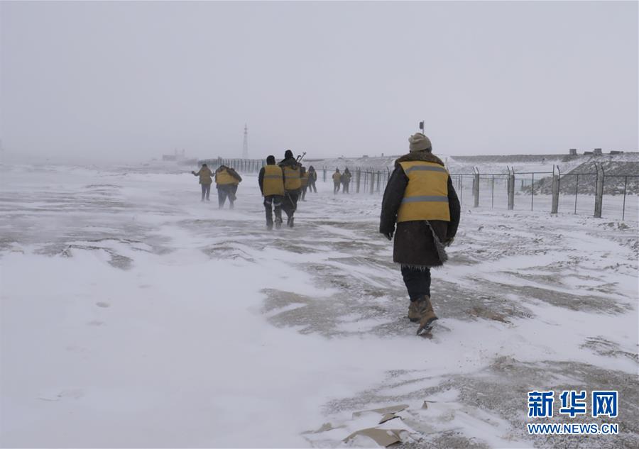 （新華全媒頭條&middot;圖文互動(dòng)）（2）他們是比鋼鐵還硬的漢子&mdash;&mdash;天路之巔看不見的&ldquo;軌枕&rdquo;