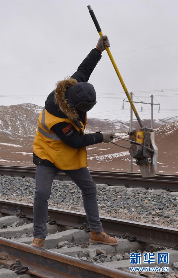 （新華全媒頭條&middot;圖文互動(dòng)）（4）他們是比鋼鐵還硬的漢子&mdash;&mdash;天路之巔看不見的&ldquo;軌枕&rdquo;