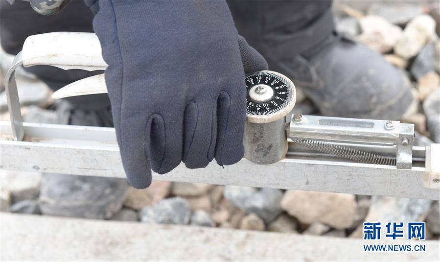 （新華全媒頭條&middot;圖文互動(dòng)）（5）他們是比鋼鐵還硬的漢子&mdash;&mdash;天路之巔看不見的&ldquo;軌枕&rdquo;