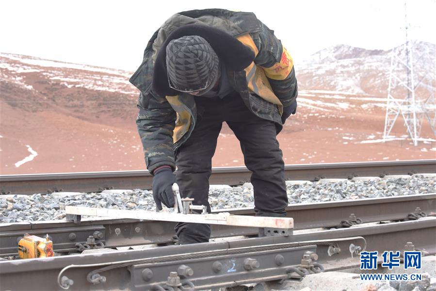 （新華全媒頭條&middot;圖文互動(dòng)）（6）他們是比鋼鐵還硬的漢子&mdash;&mdash;天路之巔看不見的&ldquo;軌枕&rdquo;
