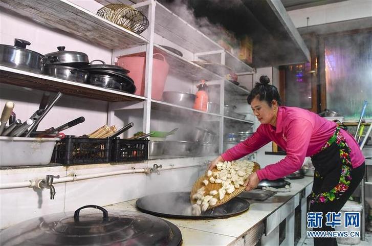 （在習(xí)近平新時代中國特色社會主義思想指引下&mdash;&mdash;新時代新作為新篇章&middot;圖文互動）（6）三年，從無名小屯到聲名遠(yuǎn)播&mdash;&mdash;這個&ldquo;雪鄉(xiāng)&rdquo;是如何做到的？