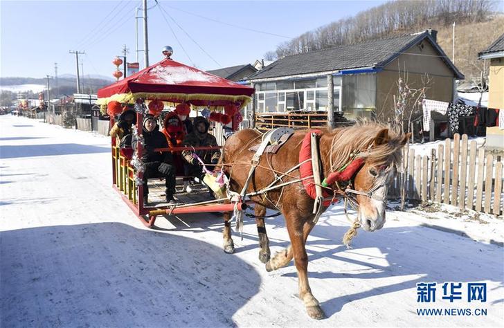（在習(xí)近平新時代中國特色社會主義思想指引下&mdash;&mdash;新時代新作為新篇章&middot;圖文互動）（4）三年，從無名小屯到聲名遠(yuǎn)播&mdash;&mdash;這個&ldquo;雪鄉(xiāng)&rdquo;是如何做到的？