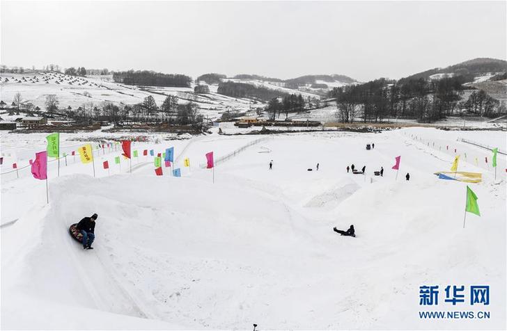 （在習(xí)近平新時代中國特色社會主義思想指引下&mdash;&mdash;新時代新作為新篇章&middot;圖文互動）（3）三年，從無名小屯到聲名遠(yuǎn)播&mdash;&mdash;這個&ldquo;雪鄉(xiāng)&rdquo;是如何做到的？