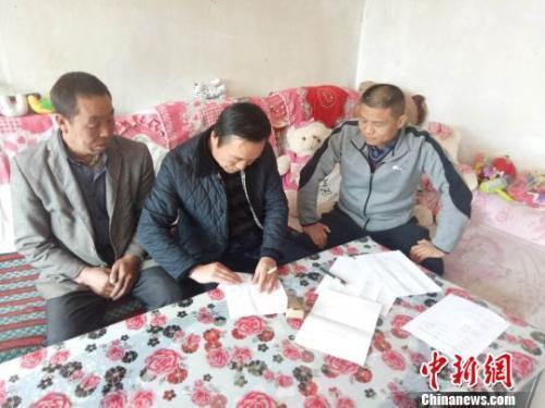 資料圖：圖為扶貧隊(duì)伍進(jìn)貧困戶里，給貧困戶宣講政策?！＄娦?攝