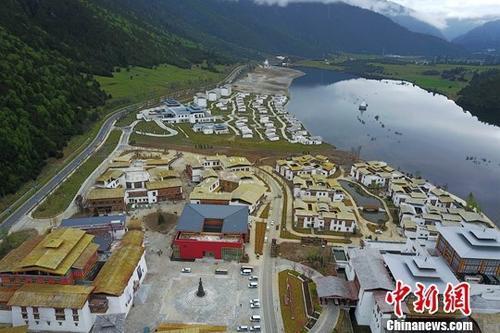 資料圖：初夏的西藏林芝魯朗小鎮(zhèn)美輪美奐。<a target='_blank' ><p  align=