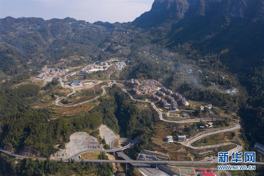 （兩會前夕看落實(shí)&middot;圖文互動）（1）&ldquo;飛針走線&rdquo;&ldquo;繡&rdquo;出小康畫卷&mdash;&mdash;四川落實(shí)習(xí)近平總書記全國兩會重要講話精神紀(jì)實(shí)