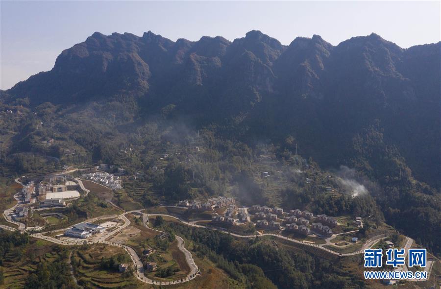 （兩會前夕看落實(shí)&middot;圖文互動）（2）&ldquo;飛針走線&rdquo;&ldquo;繡&rdquo;出小康畫卷&mdash;&mdash;四川落實(shí)習(xí)近平總書記全國兩會重要講話精神紀(jì)實(shí)